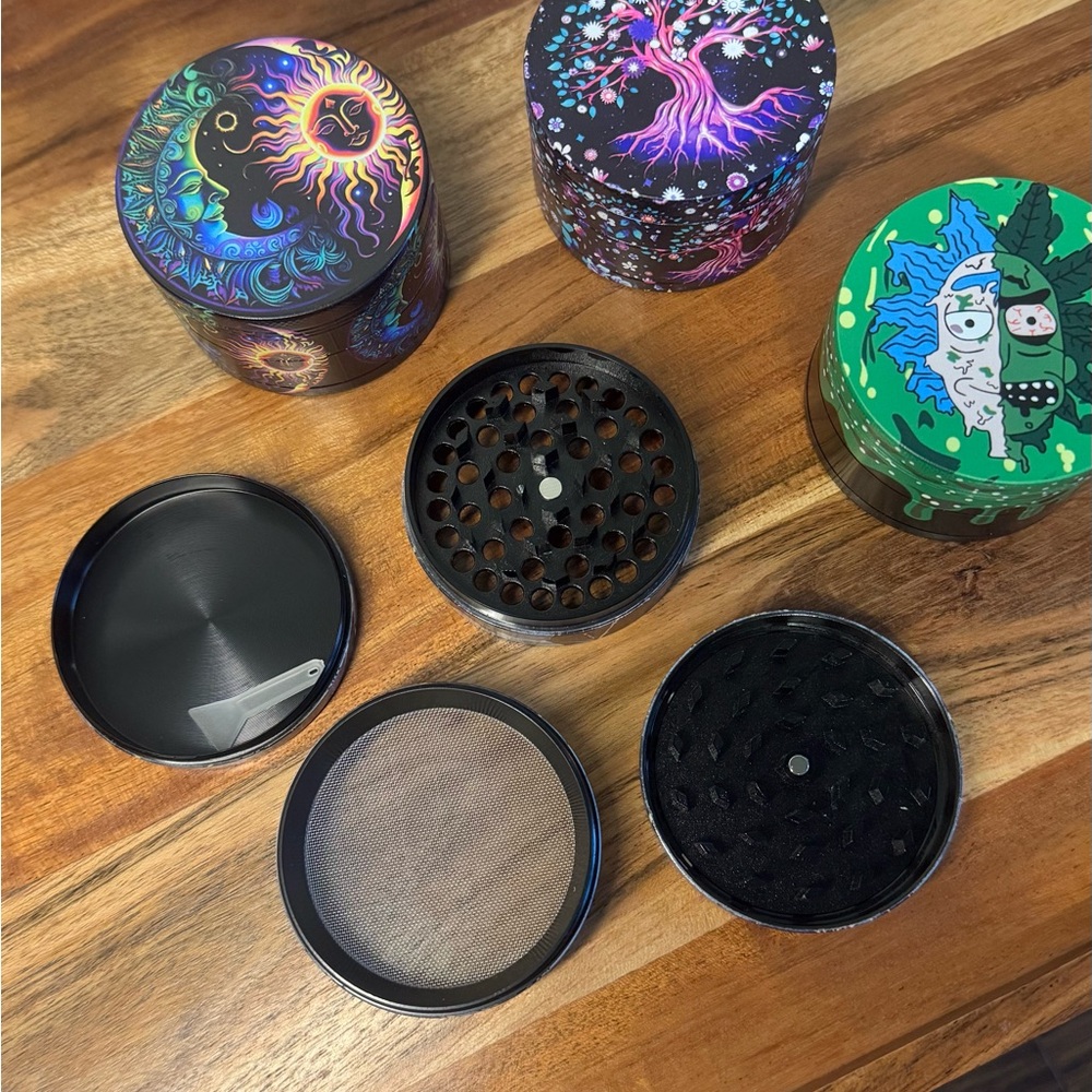 4-Piece Metal Crusher with Magnetic Lid – Brand New